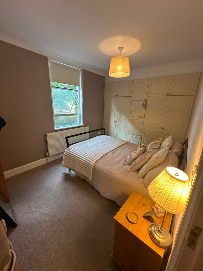 Double bedroom 2 mins from Northfields station Main Photo