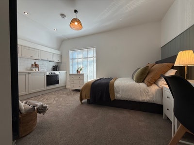 Large Studio Room - Jubilee St Main Photo