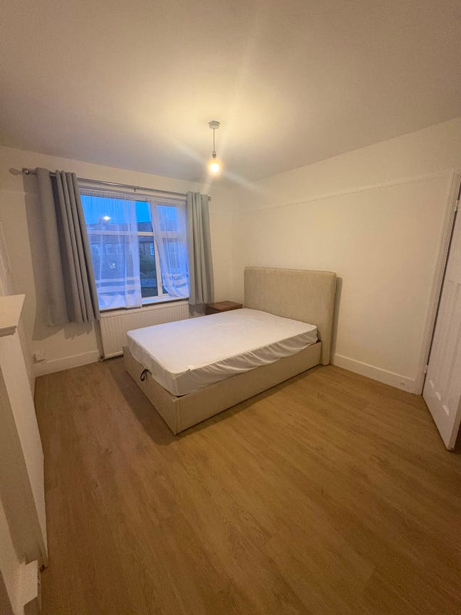 Spacious double room in recently refurbished house Main Photo