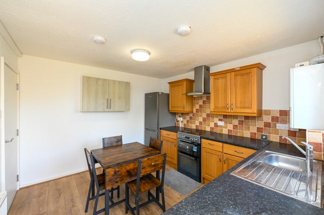 Awesome 3 Bed house next to QEH, Hospital !! Main Photo