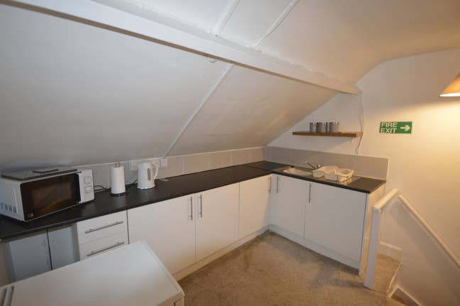 Attic double flatlet,12 Station Road Main Photo