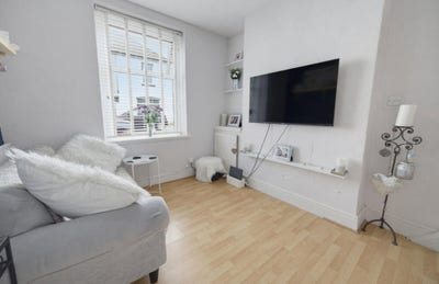 Double room available in Splott. &pound;650 inc bills Main Photo