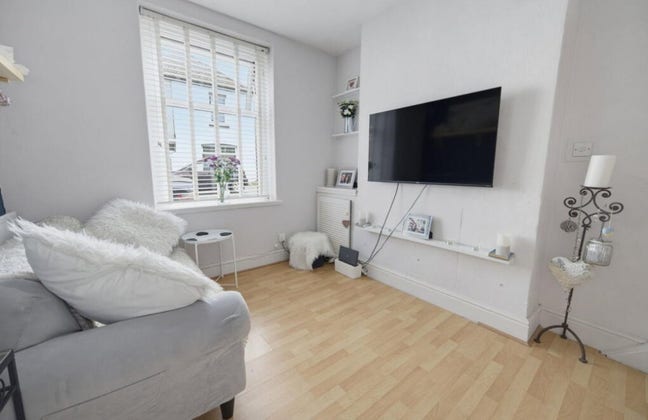 Double room available in Splott. &pound;650 inc bills Main Photo
