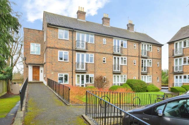 1 bedroom top floor flat in Hertford Main Photo