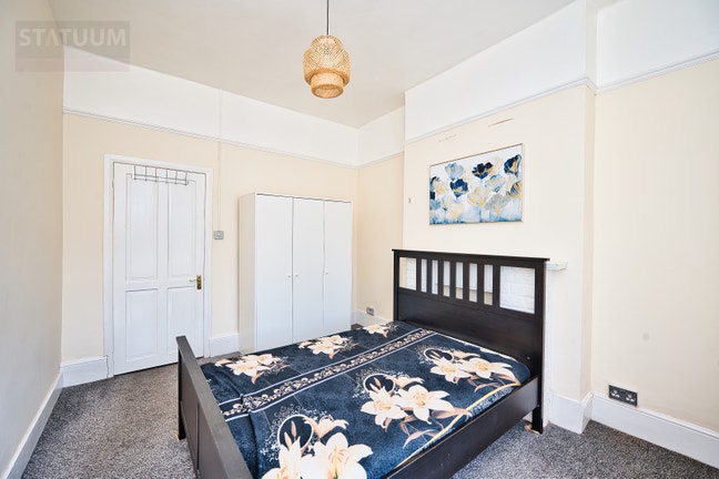 2 bed with kitchen diner in Manor Park E12 Main Photo