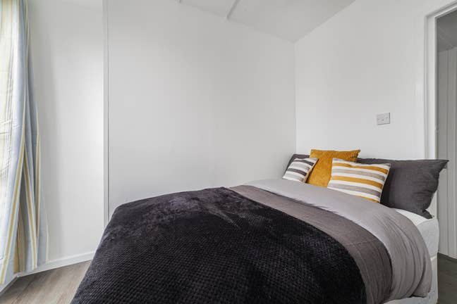 Prime Location / Private Balcony Room End of Sep! Main Photo