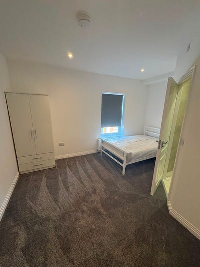 Esuite rooms - 4 bedrooms - newly refubirshed  Main Photo