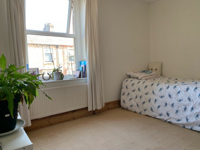 Spacious Home Share in ideal location  Main Photo