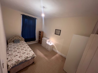 1 single room in 2 bedroom house Main Photo