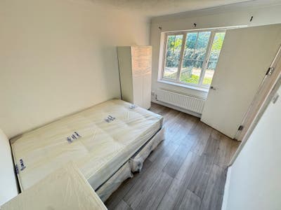 Modern Double Bedroom Located in Barking IG11 Main Photo