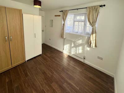 Single Room Available in Edgware Main Photo