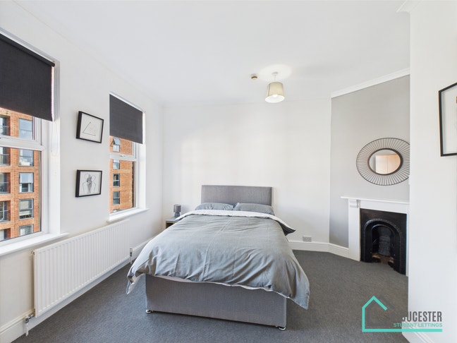 Spacious Double Room with Shared Communal Areas Main Photo