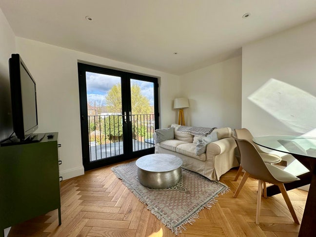High Barnet Loft | Bills & Parking Included Main Photo