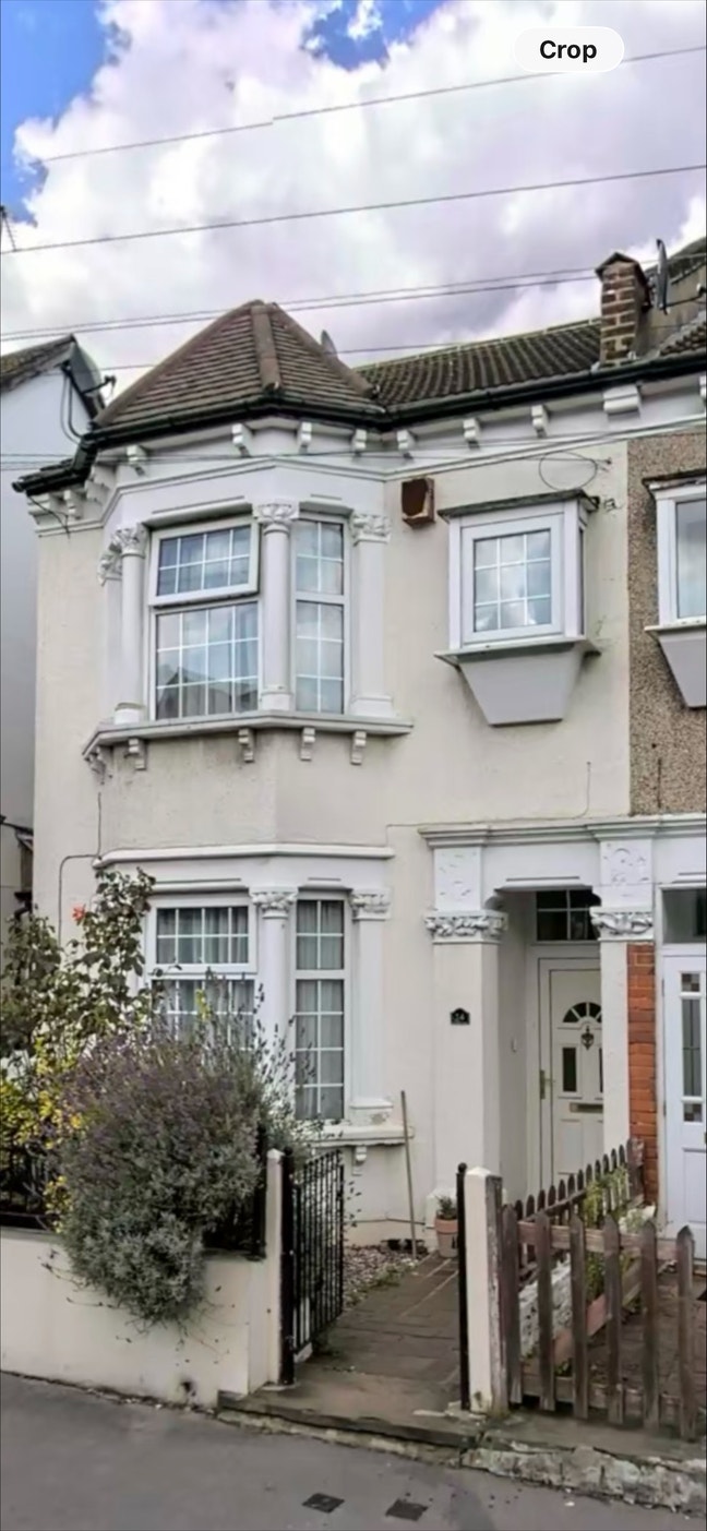 1 bedroom Flat on a quiet street.  Main Photo