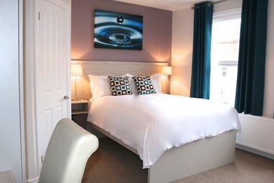 Ensuite Room walking distance to the Town Centre Main Photo