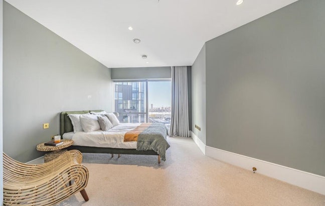 Beautiful room in stunning North Greenwich flat  Main Photo