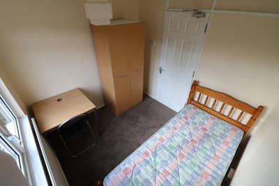 🏡 Property to Rent – 18 Briars Close, Main Photo