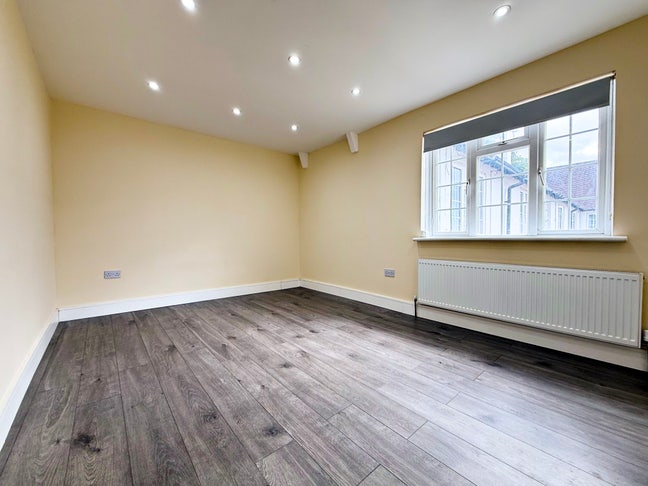 Stunning 2 Bedroom Flat 1 Min Walk to Iver Station Main Photo