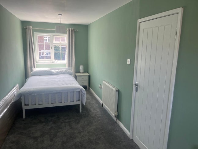 Large room for rent OADBY - Professionals only Main Photo