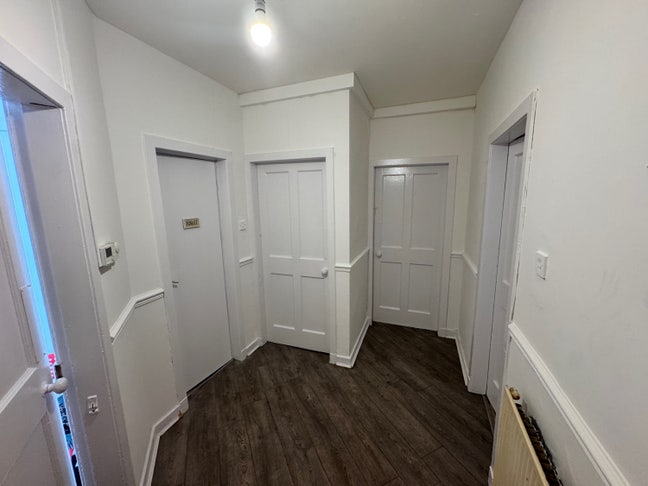 2 bedroom flat in area G51 | Next to subway | Main Photo