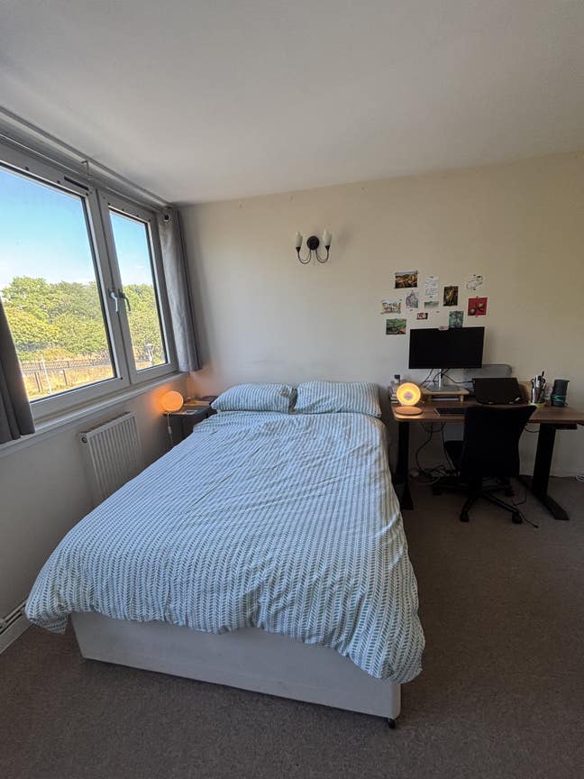 Spacious double room in a house of new friends Main Photo