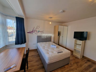 Bright Modern Ensuite Room Main Photo