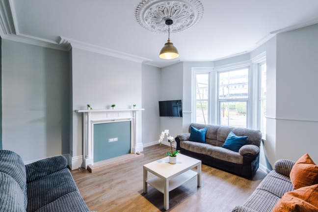 7 Bed House, Newcastle NE2 3LH, Avail Now Main Photo