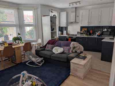Bright newly-refurbed 3-bed by Crossrail - 1 month Main Photo