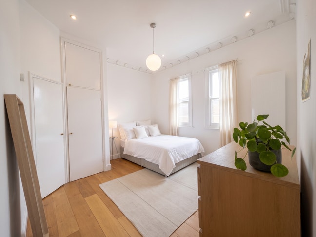 3 bedroom flat to rent in Caledonian Road, N7 Main Photo