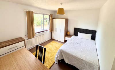 Bright double room in house-share Main Photo