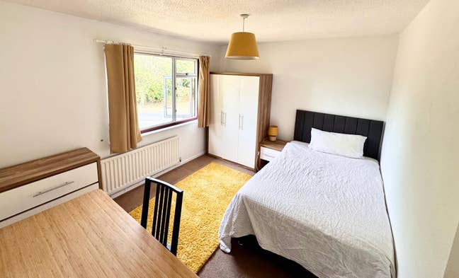 Bright double room in house-share Main Photo