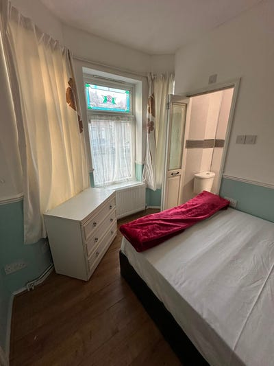 Ensuite Room Available – Romford RM7  Main Photo