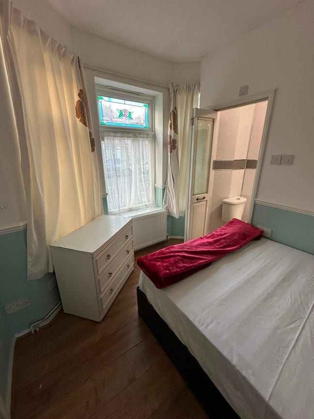 Ensuite Room Available – Romford RM7 9AJ  Main Photo