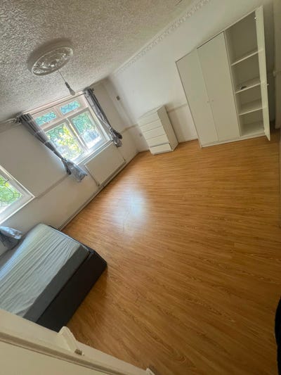 1 Spacious room in Canary Wharf now !  Main Photo