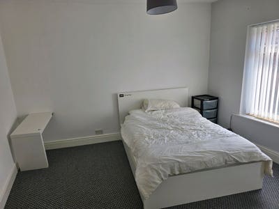 Spacious Furnished Room Nearby Town Centre - &pound;600 Main Photo