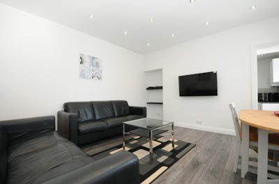Very large rooms. Very large house Main Photo
