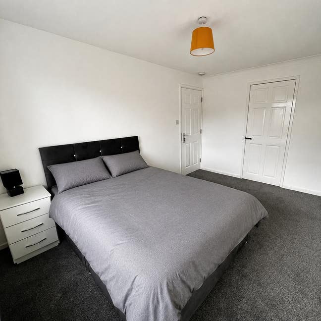 Double Bedroom- Close to Alexandra Hospital B98  Main Photo