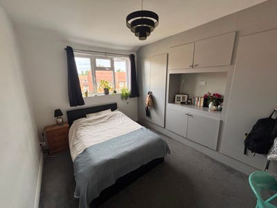 Room available in all girls house share!  Main Photo
