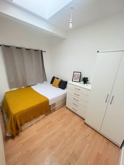 Single Room and Studio Flat - 3 Friends Main Photo