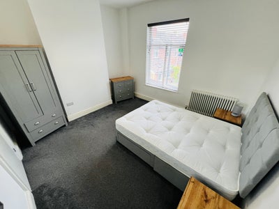 Double Bedroom with Ensuite Available 5 Bed HMO Main Photo