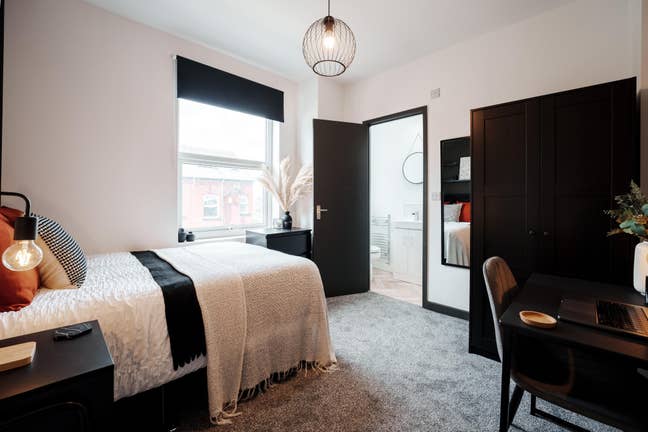 Spacious Ensuite Room bills Incl. Main Photo