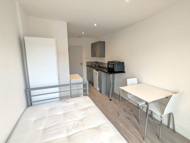 *inc All Bills* New Studio with Roof Terrace Main Photo