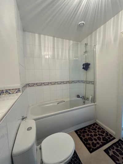 Modern Room in a New 3-Bedroom apartment  Main Photo