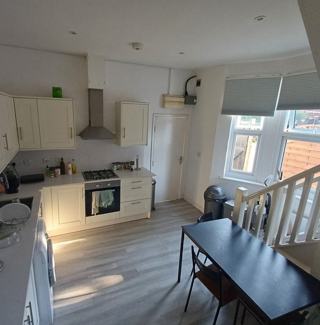Room in 4 bed with spacious living room & kitchen Main Photo