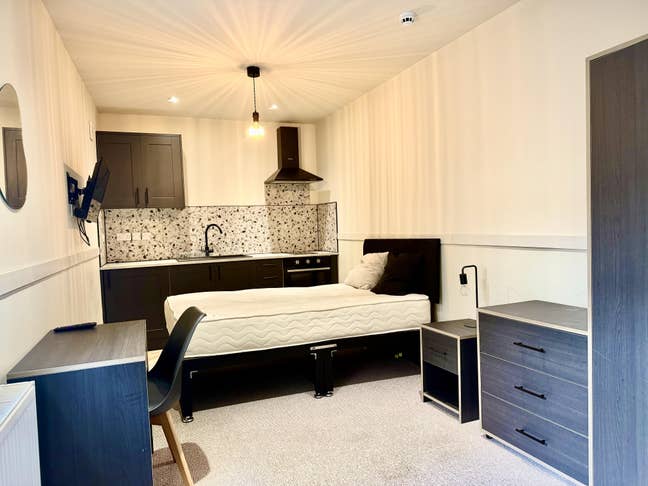 Modern Studio & En-Suite Room – London Road Main Photo