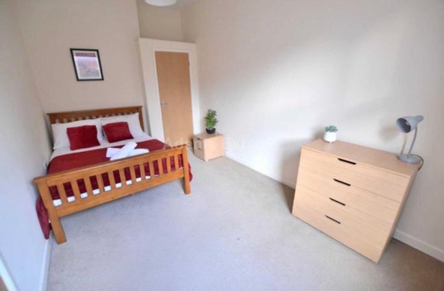 Spacious Double Room Available – 7 Mins Walk from  Main Photo