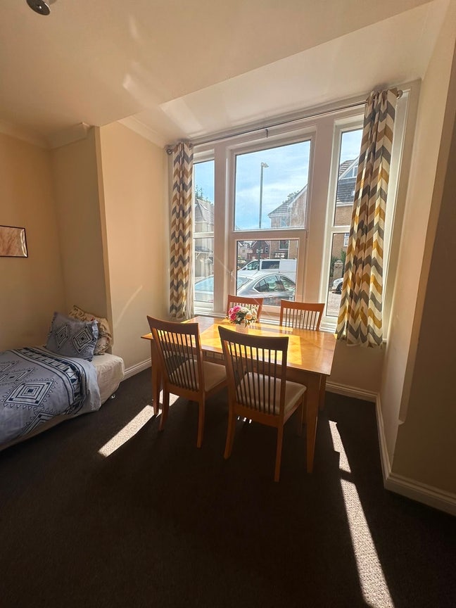 Newly refurbished 2BR ground floor Main Photo