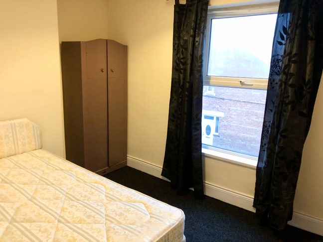 &pound;375 Pcm. All Bills Included. Town 5 Min Walk Main Photo