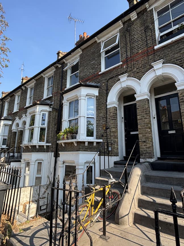 Sunny loft room with ensuite in Homerton Main Photo