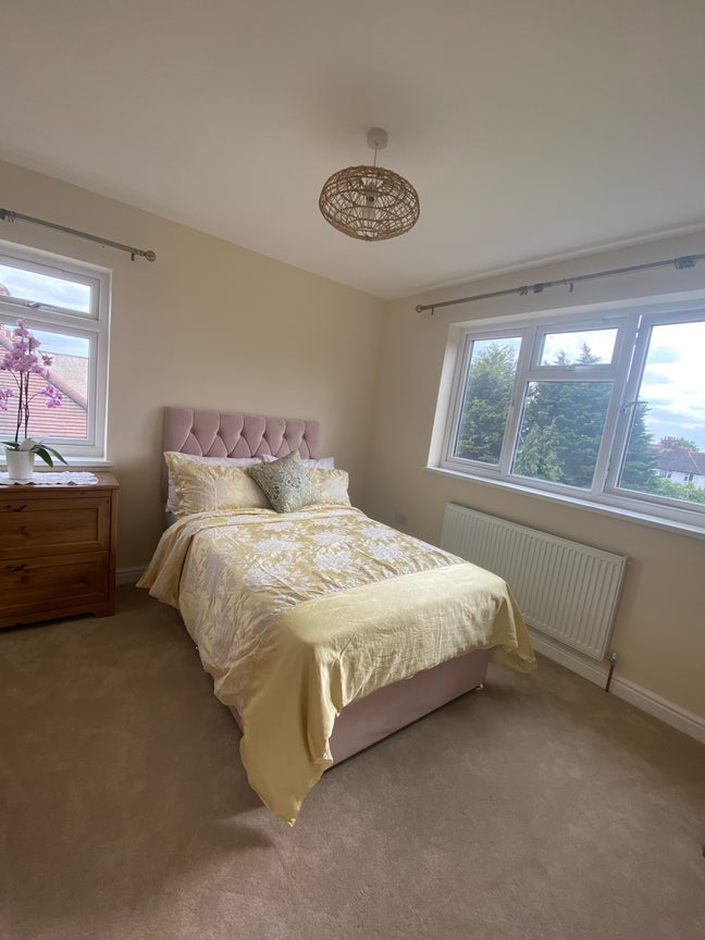 Clean spacious double room  Main Photo